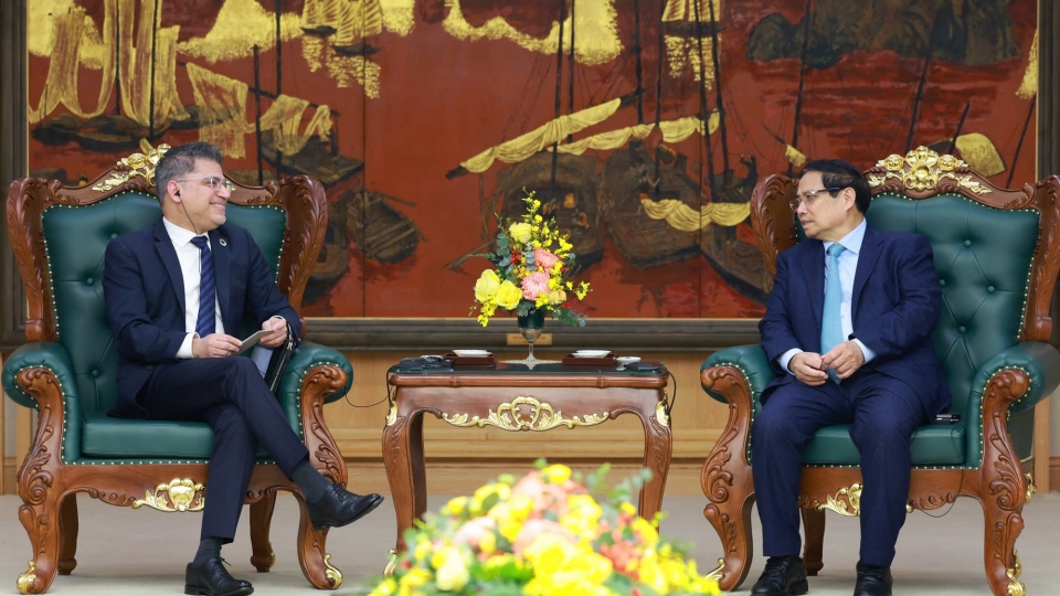 PM encourages AstraZeneca to transfer technology to Vietnam